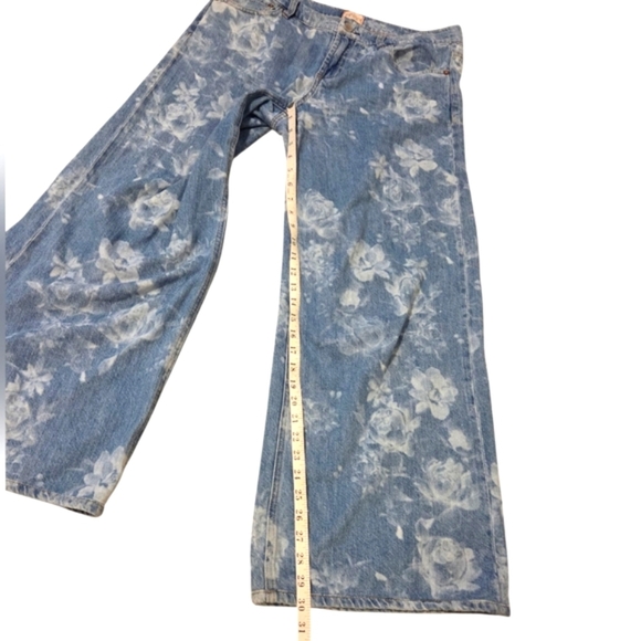 Alice + Olivia TRISH LOW RISE BAGGY JEAN In Lotus Floral Women's 31 Blue White. - Picture 8 of 13